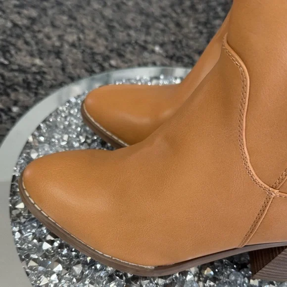 Universal Thread Tan Heeled Boots - Picture 5 of 14